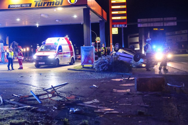 Schwerer Verkehrsunfall: Heftiger Autoberschlag in Wels-Lichtenegg fordert zwei Schwerverletzte