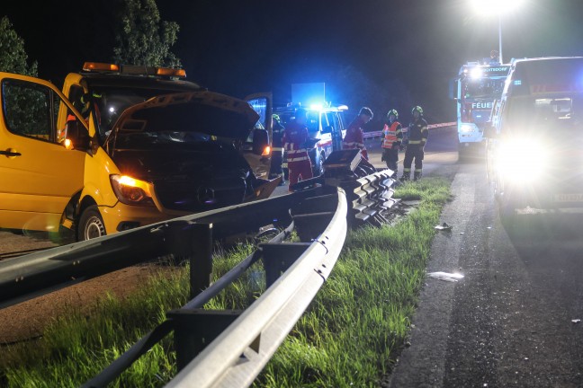 Autotransporter auf Pyhrnautobahn bei Wartberg an der Krems frontal gegen Anpralldmpfer geprallt
