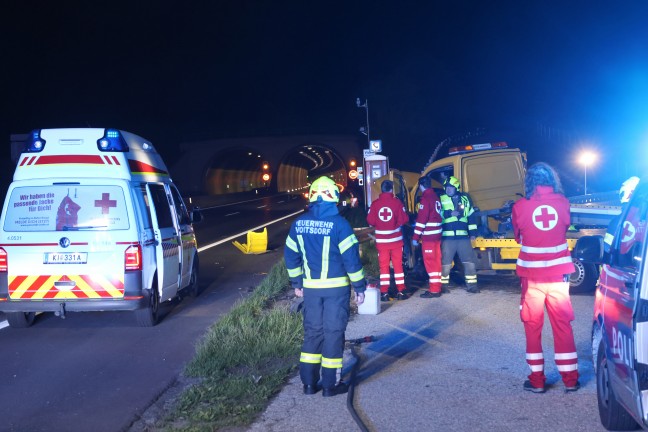 Autotransporter auf Pyhrnautobahn bei Wartberg an der Krems frontal gegen Anpralldmpfer geprallt