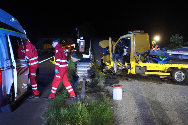 Autotransporter auf Pyhrnautobahn bei Wartberg an der Krems frontal gegen Anpralldmpfer geprallt