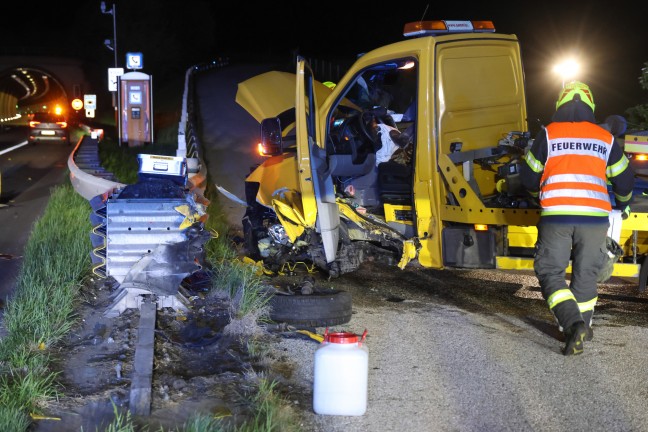 Autotransporter auf Pyhrnautobahn bei Wartberg an der Krems frontal gegen Anpralldmpfer geprallt