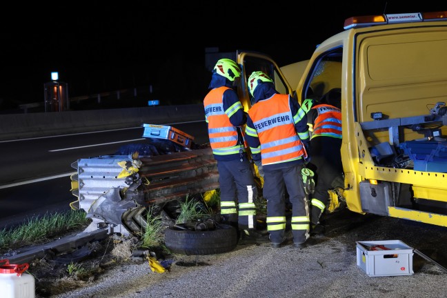 Autotransporter auf Pyhrnautobahn bei Wartberg an der Krems frontal gegen Anpralldmpfer geprallt
