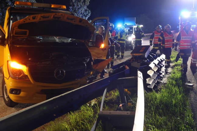 Autotransporter auf Pyhrnautobahn bei Wartberg an der Krems frontal gegen Anpralldmpfer geprallt