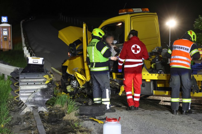 Autotransporter auf Pyhrnautobahn bei Wartberg an der Krems frontal gegen Anpralldmpfer geprallt