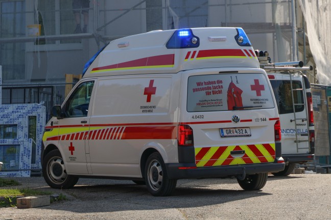Personenrettung: Arbeiter in Wolfsegg am Hausruck zwischen Gerst und Gebude abgestrzt