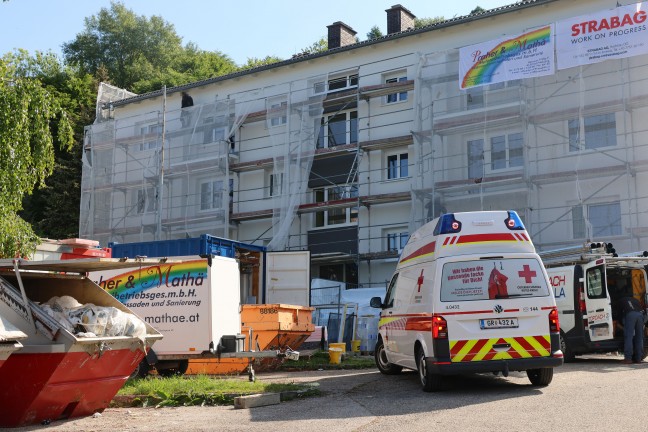 Personenrettung: Arbeiter in Wolfsegg am Hausruck zwischen Gerst und Gebude abgestrzt