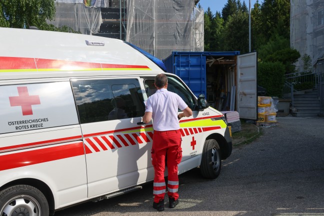 Personenrettung: Arbeiter in Wolfsegg am Hausruck zwischen Gerst und Gebude abgestrzt