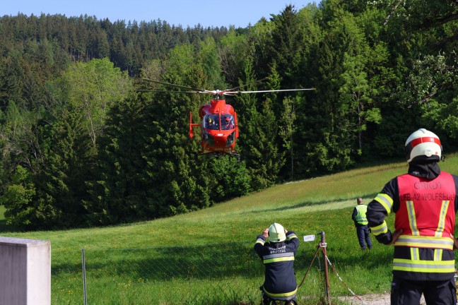 Personenrettung: Arbeiter in Wolfsegg am Hausruck zwischen Gerst und Gebude abgestrzt
