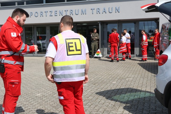 Evakuierung nach grerem Gasaustritt in einer Wohnsiedlung in Traun
