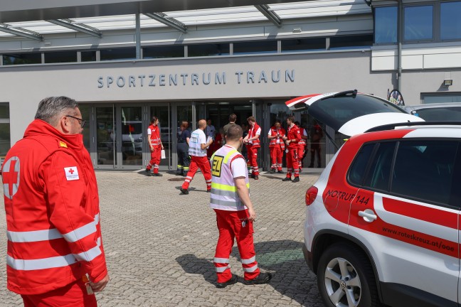 Evakuierung nach grerem Gasaustritt in einer Wohnsiedlung in Traun