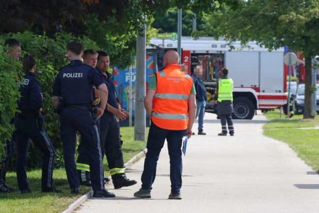 Evakuierung nach grerem Gasaustritt in einer Wohnsiedlung in Traun
