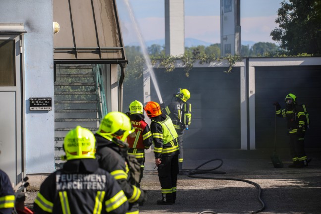 Brand eines Abfallcontainers in Marchtrenk griff auf Stiegenaufgang eines Gebudes ber