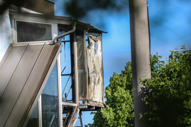 Brand eines Abfallcontainers in Marchtrenk griff auf Stiegenaufgang eines Gebudes ber