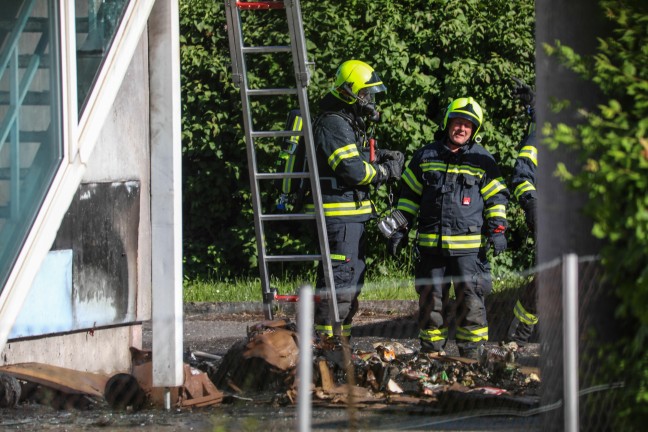 Brand eines Abfallcontainers in Marchtrenk griff auf Stiegenaufgang eines Gebudes ber