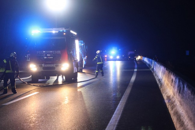 Sechs Feuerwehren bei Brand eines LKW-Tiefladers auf Innkreisautobahn in Pichl bei Wels im Einsatz