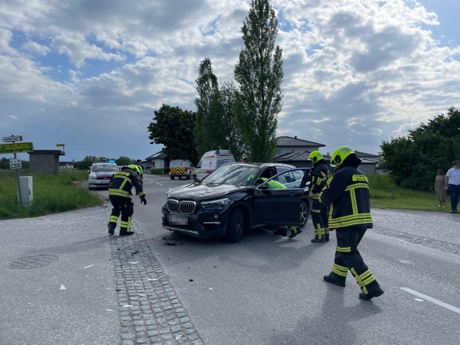 Kreuzungscrash zwischen zwei Autos in Steinerkirchen an der Traun fordert eine verletzte Person