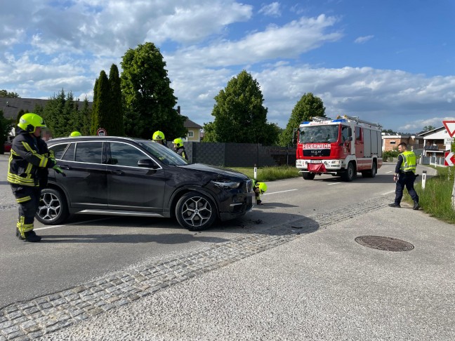 Kreuzungscrash zwischen zwei Autos in Steinerkirchen an der Traun fordert eine verletzte Person