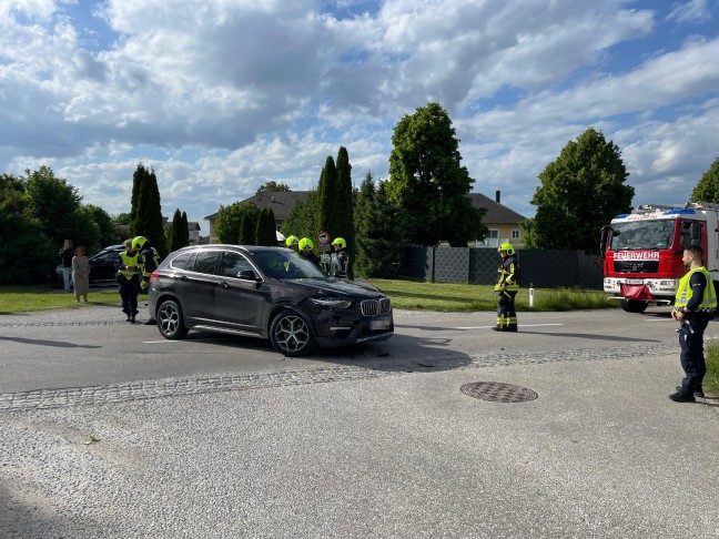 Kreuzungscrash zwischen zwei Autos in Steinerkirchen an der Traun fordert eine verletzte Person