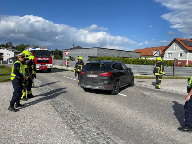 Kreuzungscrash zwischen zwei Autos in Steinerkirchen an der Traun fordert eine verletzte Person