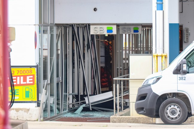 Enormer Schaden: Bankomatsprengung bei Einkaufszentrum in Gmunden