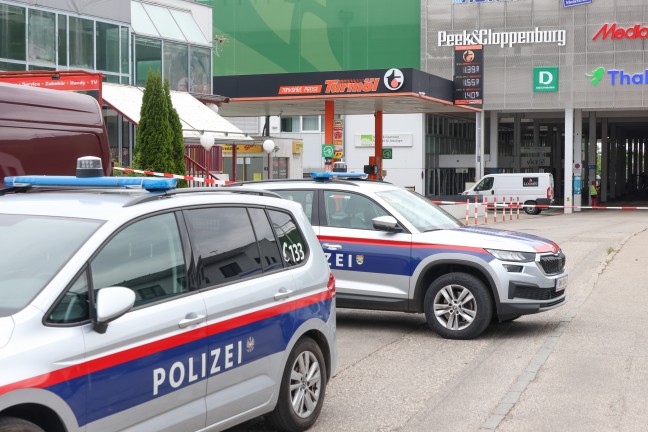 Enormer Schaden: Bankomatsprengung bei Einkaufszentrum in Gmunden