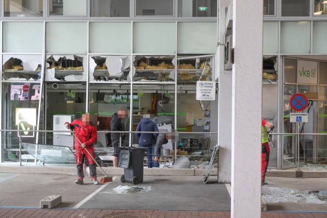 Enormer Schaden: Bankomatsprengung bei Einkaufszentrum in Gmunden