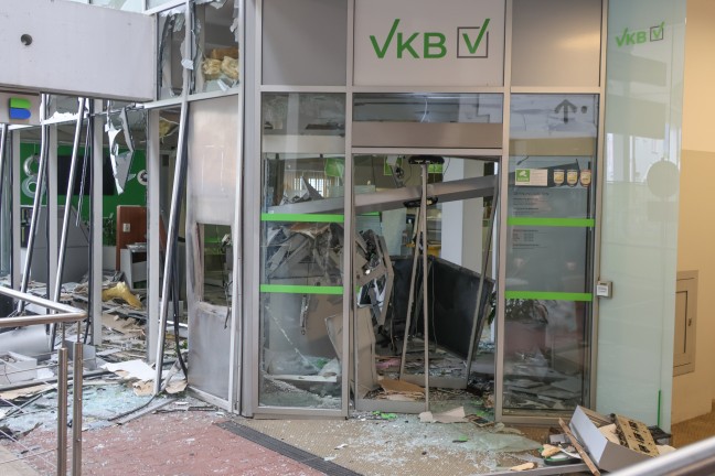 Enormer Schaden: Bankomatsprengung bei Einkaufszentrum in Gmunden