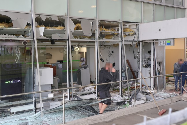 Enormer Schaden: Bankomatsprengung bei Einkaufszentrum in Gmunden