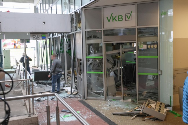 Enormer Schaden: Bankomatsprengung bei Einkaufszentrum in Gmunden