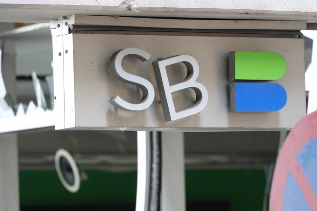Enormer Schaden: Bankomatsprengung bei Einkaufszentrum in Gmunden