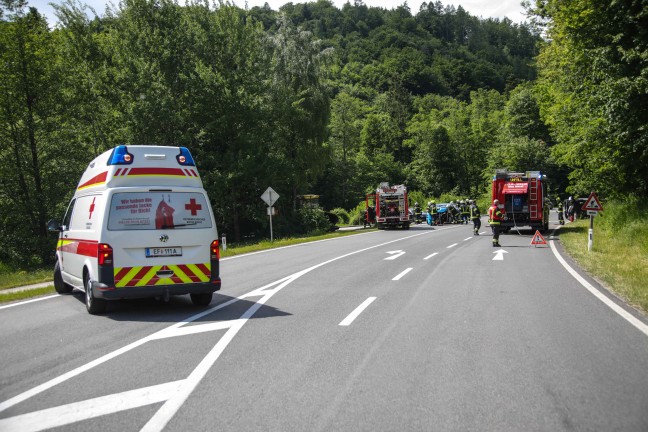 Drei Verletzte bei schwerem Kreuzungsunfall auf Nibelungenstrae in Hartkirchen