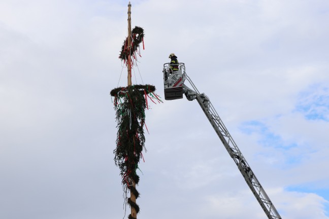 Lachnummer: Maibaum-Ersatzspitze in Wels-Innenstadt nach nur einem Tag schon wieder abgebrochen
