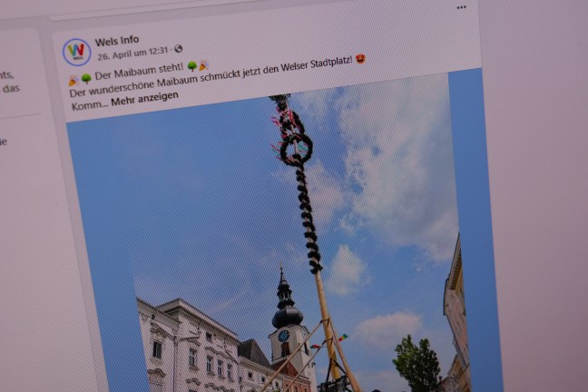 Lachnummer: Maibaum-Ersatzspitze in Wels-Innenstadt nach nur einem Tag schon wieder abgebrochen