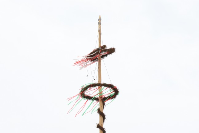 Lachnummer: Maibaum-Ersatzspitze in Wels-Innenstadt nach nur einem Tag schon wieder abgebrochen