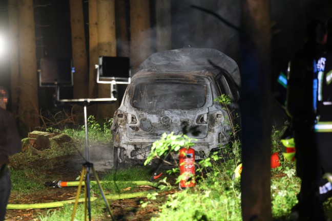 Auto in Vollbrand: Fluchtauto nach Bankomatsprengung in Waldstck bei Aichkirchen abgefackelt