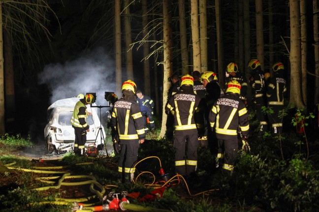 Auto in Vollbrand: Fluchtauto nach Bankomatsprengung in Waldstck bei Aichkirchen abgefackelt