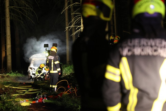 Auto in Vollbrand: Fluchtauto nach Bankomatsprengung in Waldstck bei Aichkirchen abgefackelt