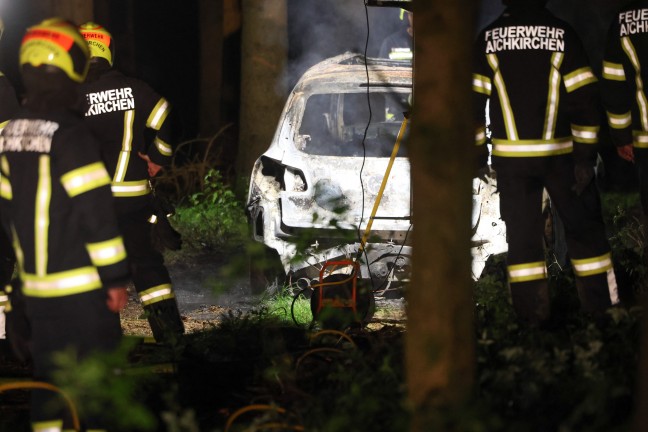 Auto in Vollbrand: Fluchtauto nach Bankomatsprengung in Waldstck bei Aichkirchen abgefackelt