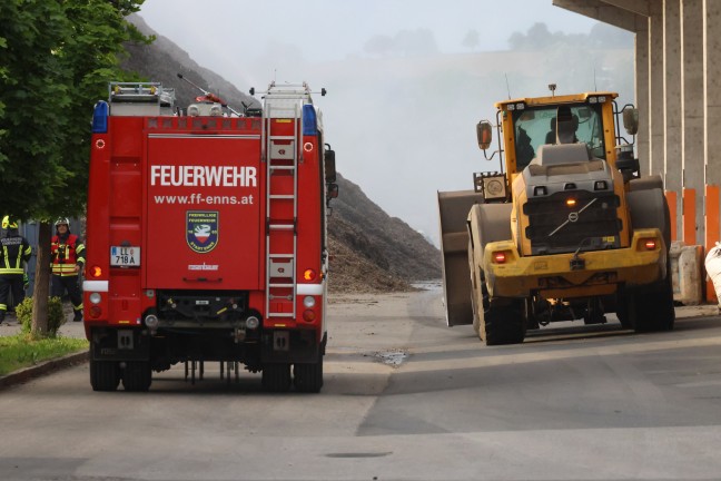 Brand im Auenbereich eines Entsorgungsunternehmens in Enns sorgte fr Einsatz zweier Feuerwehren