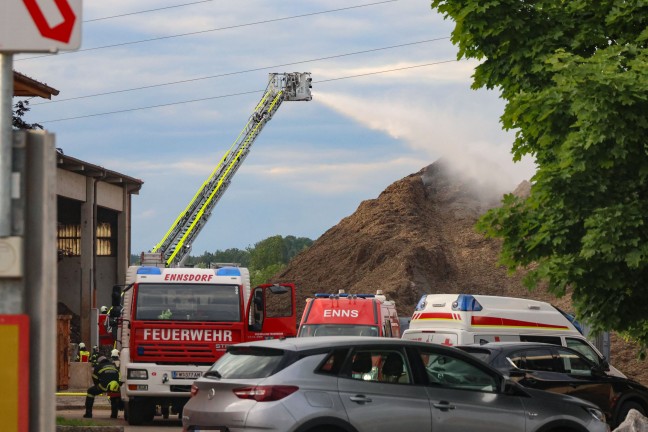 Brand im Auenbereich eines Entsorgungsunternehmens in Enns sorgte fr Einsatz zweier Feuerwehren