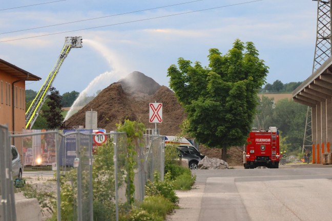 Brand im Auenbereich eines Entsorgungsunternehmens in Enns sorgte fr Einsatz zweier Feuerwehren