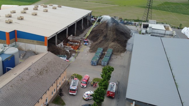 Brand im Auenbereich eines Entsorgungsunternehmens in Enns sorgte fr Einsatz zweier Feuerwehren