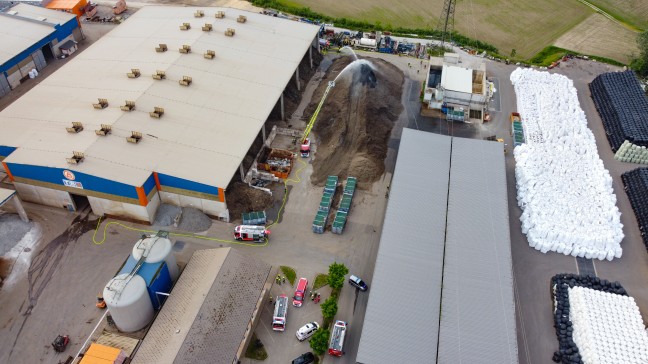 Brand im Auenbereich eines Entsorgungsunternehmens in Enns sorgte fr Einsatz zweier Feuerwehren