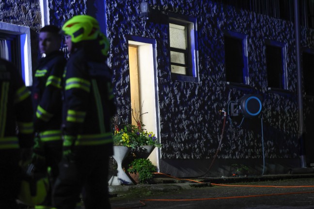 Neun Feuerwehren bei Brand in Waschkche eines Bauernhofes in Aschach an der Steyr im Einsatz