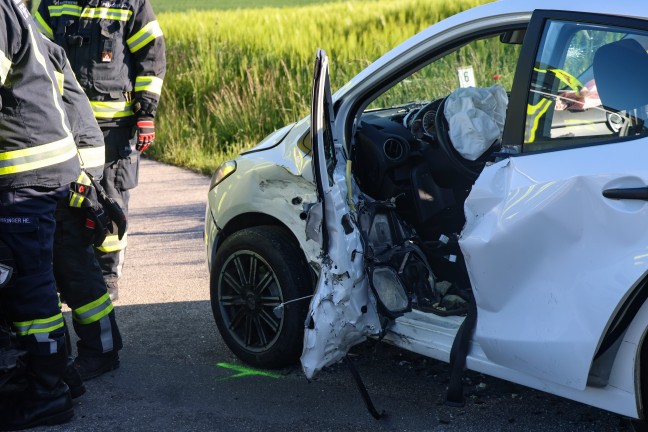 Personenrettung nach schwerem Kreuzungscrash zwischen zwei PKW in Pennewang