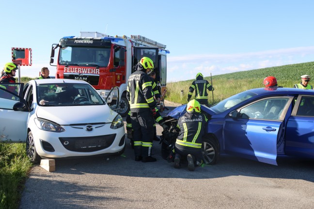 Personenrettung nach schwerem Kreuzungscrash zwischen zwei PKW in Pennewang