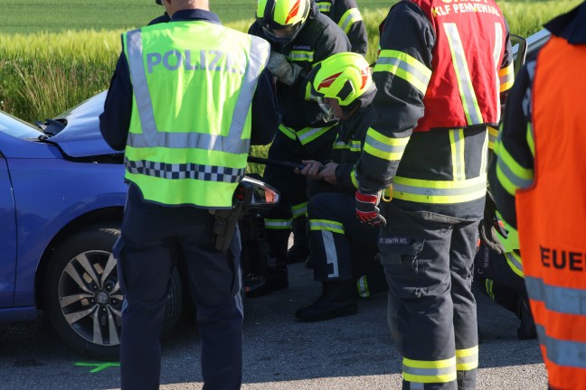Personenrettung nach schwerem Kreuzungscrash zwischen zwei PKW in Pennewang