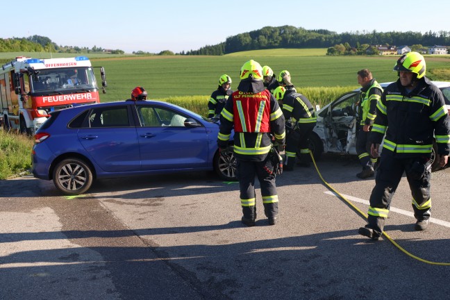 Personenrettung nach schwerem Kreuzungscrash zwischen zwei PKW in Pennewang