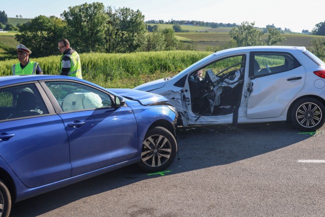 Personenrettung nach schwerem Kreuzungscrash zwischen zwei PKW in Pennewang