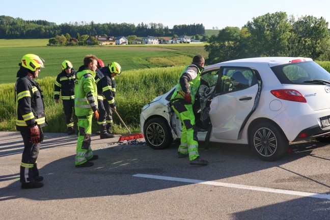 Personenrettung nach schwerem Kreuzungscrash zwischen zwei PKW in Pennewang